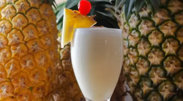Pyszny koktajl Pina Colada, idealny na lato. Ten przepis na Pina Colada zachwyci każdego!