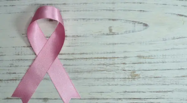 Różowa wstążka symbolizuje nadzieję. Po złym wyniku biopsji co dalej?