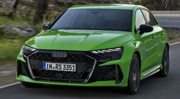 Jaskrawozielone Audi RS3 na drodze. Sprawdź aktualną audi rs3 cena i możliwości tego sportowego auta.