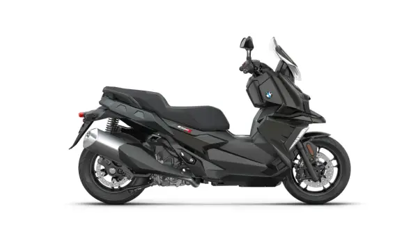 Ciemnoszary skuter BMW C 400 X z czarnym siedzeniem i przyciemnianą szybą, gotowy na miejskie przygody.