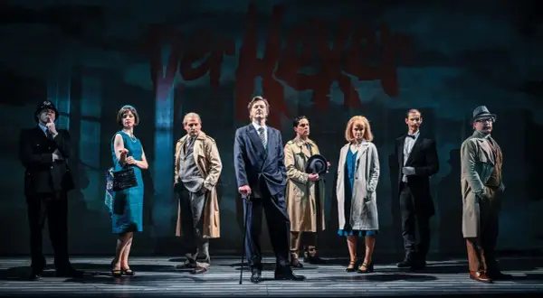 Szene aus dem alten Theaterhaus Stuttgart: Sieben Personen in Kostümen der 1960er Jahre stehen auf einer Bühne.
