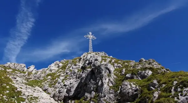 Czy krzyż na Giewoncie jest oświetlony? Ważne daty i tradycje