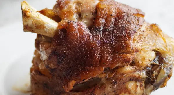 Chrupiąca golonka u świni, pieczona do perfekcji, z widoczną kością. Idealna na obiad.