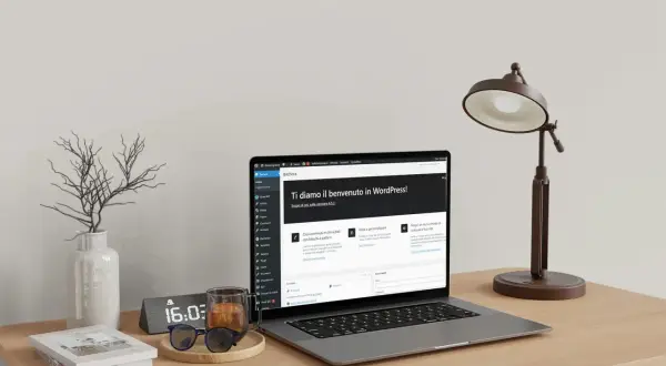 Un laptop aperto mostra la bacheca di WordPress, un ambiente ideale per chiunque voglia capire cosa significa dominio.it e come gestire il proprio sito web.