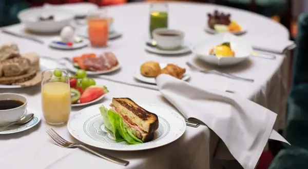 Frukostbordet på **Bonnies Bank Hotel** dukat med smörgås, frukt, juice, kaffe och croissanter.