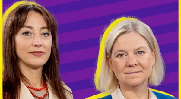 Två kvinnor med olika frisyrer och kläder, bakgrunden är lila och lila ränder. En kvinna med brunt hår och en annan med blont hår. De verkar diskutera vett och etikett.