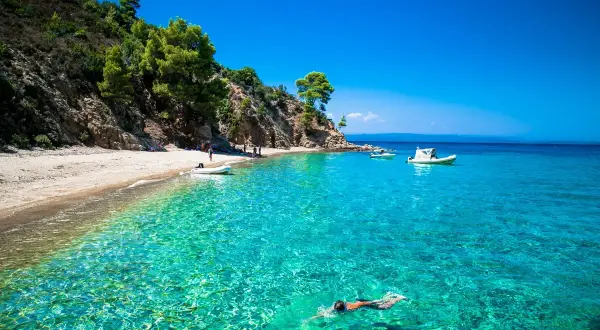 Krystalicznie czysta woda i piaszczysta plaża zachęcają do snorkelingu. To idealne miejsce na odkrywanie podwodnego świata, jedno z wielu saloniki atrakcje w okolicy.