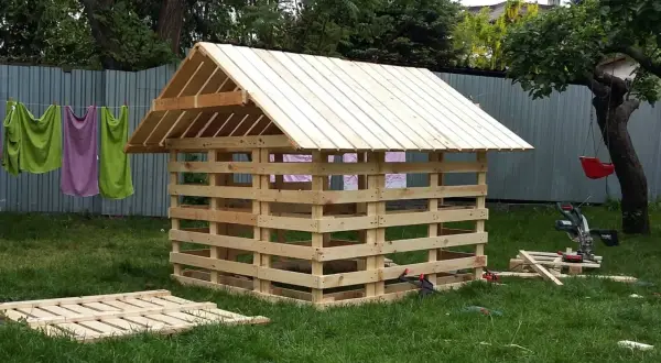 Jak zbudować domek z palet dla dzieci DIY - proste i tanie rozwiązania