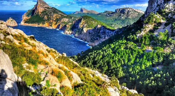 Majestätiska berg möter det turkosa havet vid Mallorcas dramatiska kust. En perfekt vy för din reseguide Mallorca.