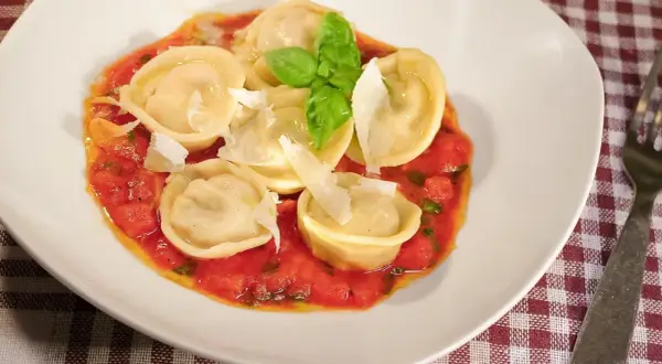 Z czym podawać tortellini z szynką, aby zachwycić gości?