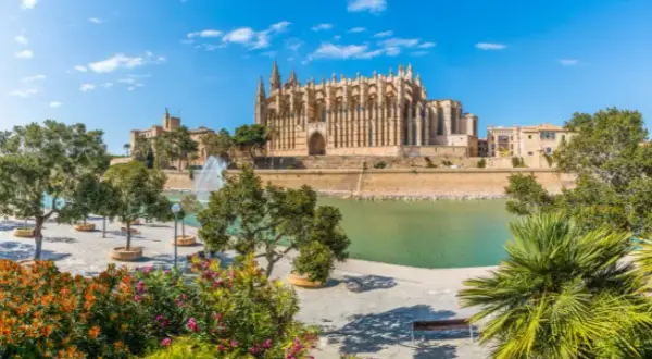 Palma de Mallorca: Co zwiedzić? Odkryj sekrety stolicy Majorki