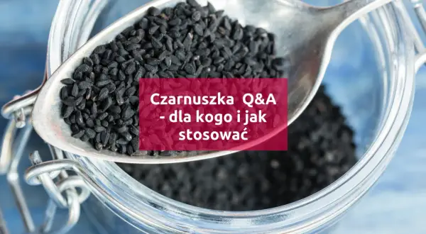 Łyżka pełna czarnuszki siewnej nad słoikiem. Tekst: "Czarnuszka Q&A - dla kogo i jak stosować".