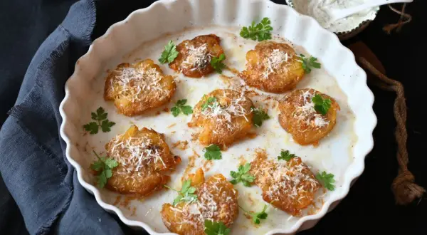 Knusprige, goldbraune Smashed Potatoes mit Parmesan und Petersilie, ein köstliches Rezept für jeden Anlass.