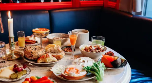 En härlig frukost i Stockholm med bagels, croissanter, frukt, grönsaker och juice.