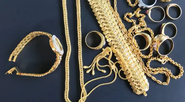 Reloj, pulseras y anillos chapados en oro, que significa un acabado brillante y duradero.