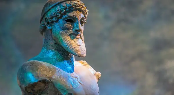 Buste en bronze d'un cyclope, peut-être Ulysse, avec une barbe et une coiffe.