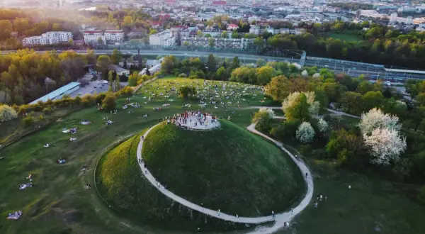 Kraków oferuje relaks na Kopcu Krakusa, pikniki na trawie i spacery po zielonych terenach.