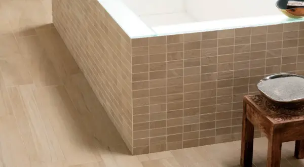 Salle de bain moderne avec carrelage imitation bois au sol et mosaïque sur le pourtour de la baignoire. L'épaisseur joint carrelage 60x60 est subtile.
