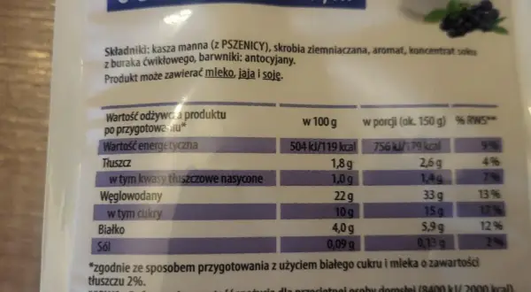 Kaszka manna o smaku jagodowym. Na opakowaniu tabela wartości odżywczych, gdzie grysik jest głównym składnikiem.