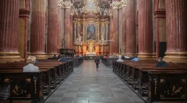 Kiedy zaczyna się różaniec w kościele? Sprawdź godziny nabożeństw