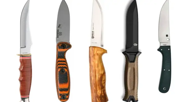 Cinco cuchillos de diferentes diseños, uno de ellos es el mejor cuchillo militar, con mangos de madera, naranja y negro, y verde.