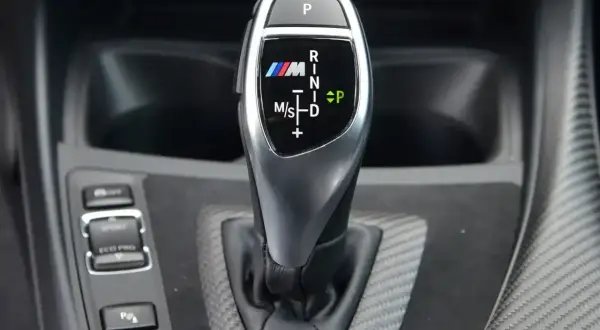 Oznaczenia automatycznej skrzyni biegów BMW M: P, R, N, D, M/S. Wybierz tryb jazdy: Sport, Eco Pro.
