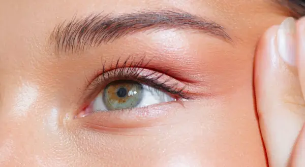 Œil vert aux cils recourbés, un regard sublimé par un rehaussement de cils Yves Rocher.