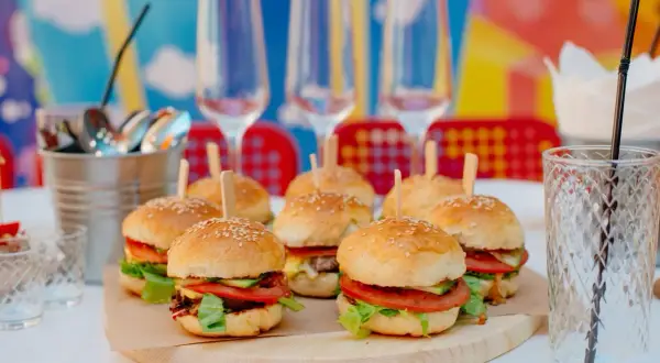 Gdzie kupić mini bułki do burgerów? Sklepy, online, porady