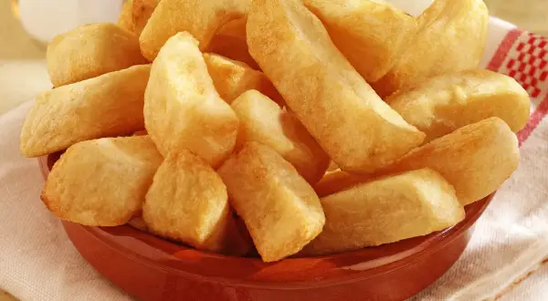 Złociste, grube frytki belgijskie w misce. Idealne do domowego przygotowania, by poczuć smak prawdziwych belgijskich frytek.