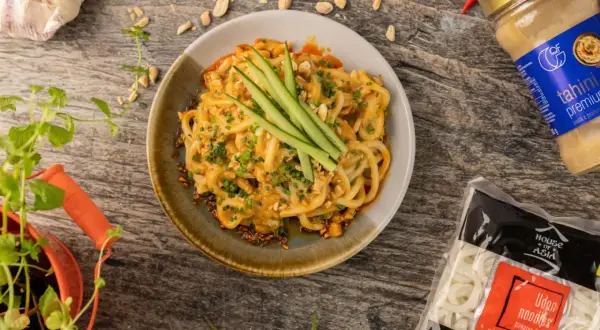 Pyszny makaron udon w kremowym sosie orzechowym, z ogórkiem i szczypiorkiem. Idealny przepis na szybki obiad.