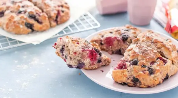 Grova scones med blåbär och hallon, pudrade med florsocker. Perfekt till fikat!