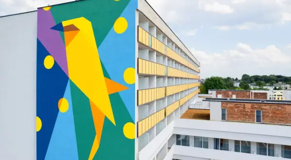 Kolorowy mural z ptakiem zdobi ścianę sanatorium milicyjnego w Nałęczowie.