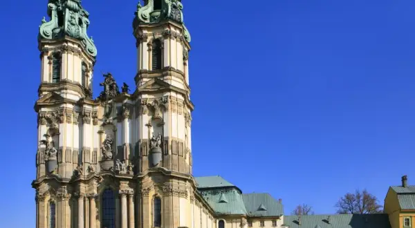 Sanktuarium w Krzeszowie: Historia, Cuda i Miejsce Pielgrzymek