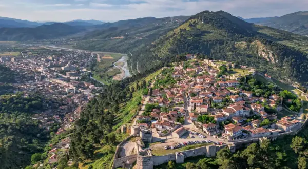 Berat, Albanien, mit seinen historischen Häusern und der Burg, ist ein Traumziel. Die beste Reisezeit für Albanien ist Frühling oder Herbst.