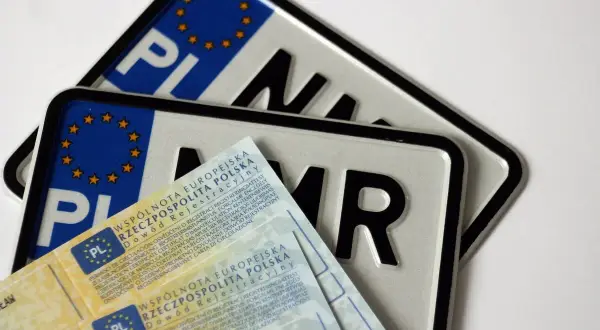 Polskie dowody rejestracyjne i tablice z oznaczeniami "PL" i gwiazdkami UE.