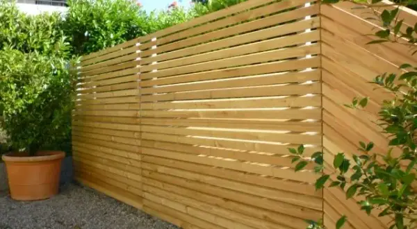 Tanie ogrodzenie DIY: siatka, drewno, panele zbuduj sam i oszczędź!