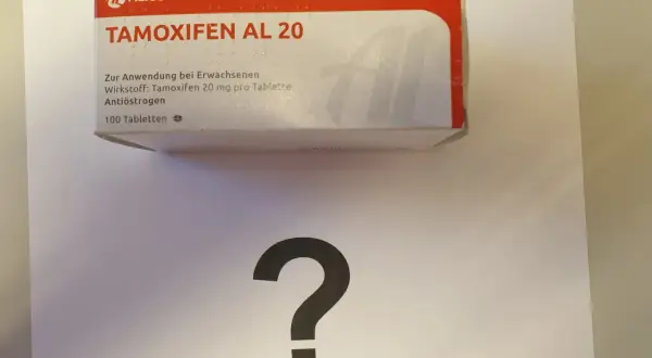 Packung Tamoxifen AL 20 mg, 100 Tabletten. Die Fragezeichen darunter deuten auf die Unsicherheit beim tamoxifen absetzen hin.