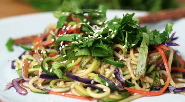 Makaron chow mein z warzywami: cukinią, marchewką, czerwoną kapustą i sezamem.