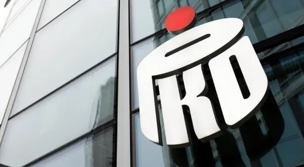 Logo PKO na szklanej fasadzie budynku. Czy bank PeKaO i PKO to to samo? Nie, to dwa różne banki.