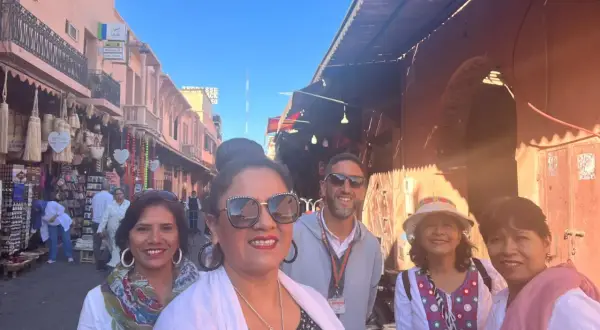 Grupo de mujeres sonríe en un mercado de Marruecos. Viajar a Marruecos es peligroso para mujeres, pero ellas disfrutan la aventura.