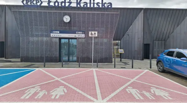 Łódź Kaliska grupa rodzinna na parkingu. Nowoczesny dworzec PKP.