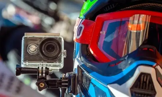 Kamera na kask motocyklowy: Jak wybrać i nie żałować? Poradnik