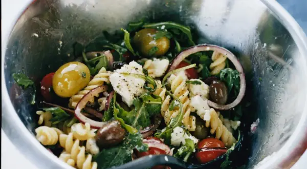 En härlig pastasallad med rotfrukter, oliver, fetaost och ruccola. Ett perfekt pastasallad recept för sommaren.