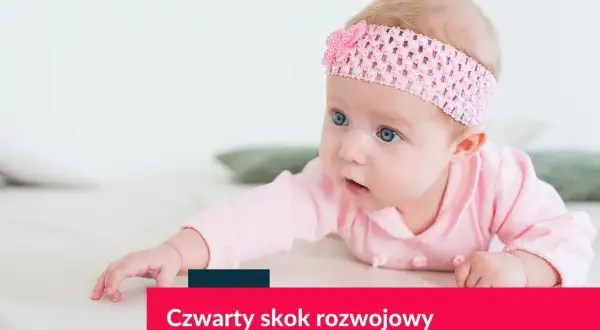 Niemowlę w różowej opasce na głowie leży na brzuchu, patrząc w bok.