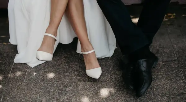 Para młoda w białych szpilkach i czarnych butach, symbolizująca piękne wesele w Polsce.