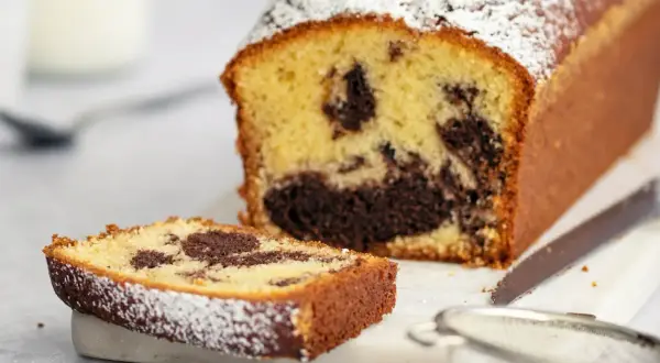 Ein saftiger Marmorkuchen, perfekt für jedes Kaffeetrinken. Dieses Marmorkuchen Rezept ist einfach und gelingt immer.