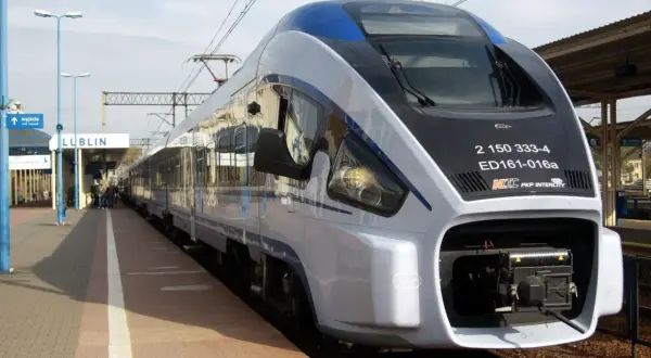 Nowoczesny pociąg PKP Intercity na stacji Lublin. Sprawdź warszawa lublin pkp intercity rozkład jazdy i podróżuj komfortowo.