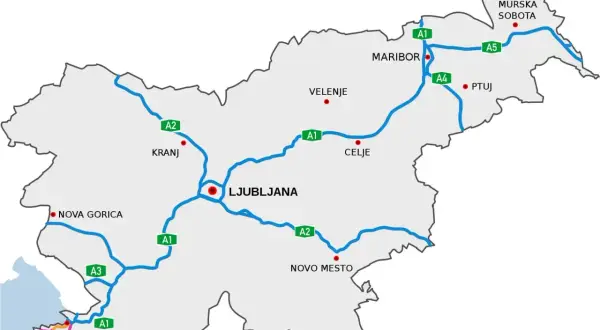 Mapa Słowenii z zaznaczonymi autostradami i miastami. Winieta słowenia jest niezbędna do podróżowania po tych drogach.