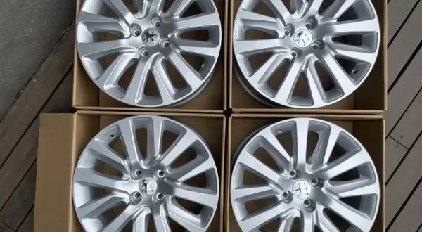 Cztery nowe felgi aluminiowe do Peugeot 407, gotowe do montażu. Idealne opony do tych felg zapewnią komfort i bezpieczeństwo.