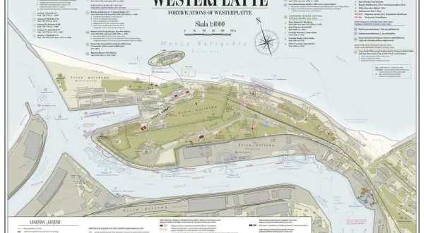 Mapa fortyfikacji Westerplatte, pokazująca gdzie leży Westerplatte, z zaznaczonymi bateriami, koszarami i innymi obiektami wojskowymi nad Bałtykiem.